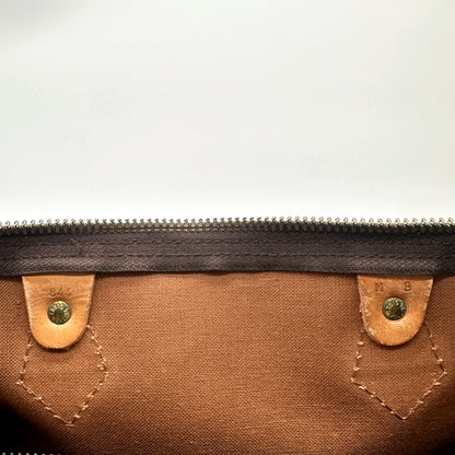 Louis Vuitton Speedy 35 Toile Monogram - détail de l'intérieur, patte de cuir et rivets