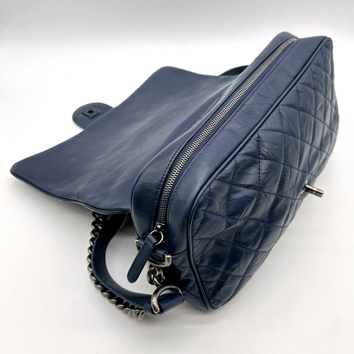 Chanel Matelassé Cuir Bleu Marine - sac ouvert, compartiment supérieur zippé