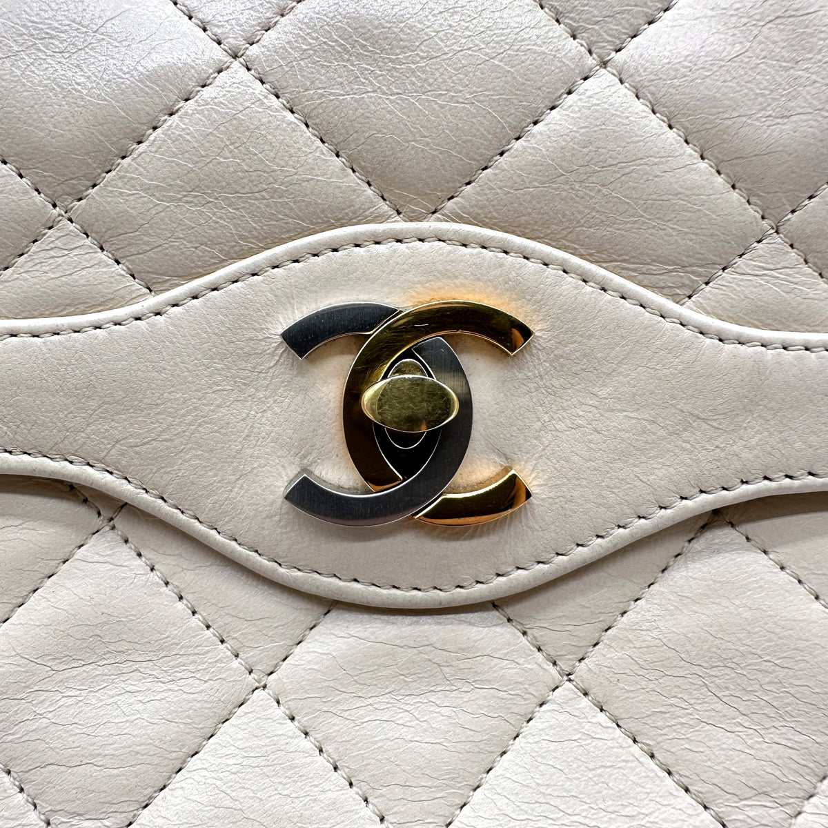 Chanel Diana Cuir d'agneau Beige - détail du fermoir CC bicolore