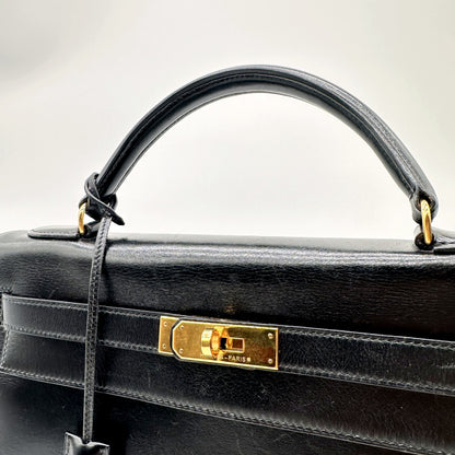 Hermès Kelly 32 Cuir Box Calf Noir - détail de l'anse et du fermoir à touret