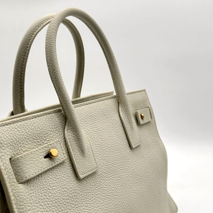 Saint Laurent Sac de Jour Baby Cuir Grainé Blanc Cassé - détail des anses et du bouton de côté
