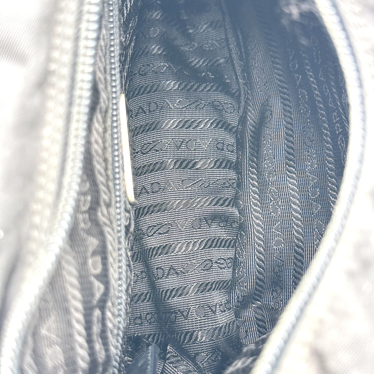 Prada Sac bandoulière Nylon Noir - détail de la doublure logotypée