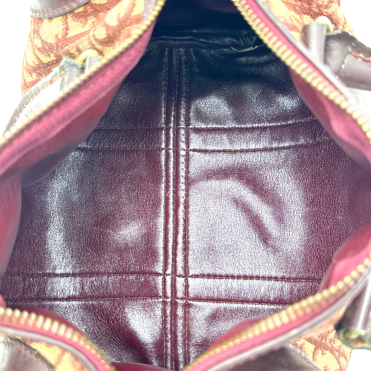 Dior Boston Toile Trotter Rouge - intérieur ouvert, doublure en cuir bordeaux