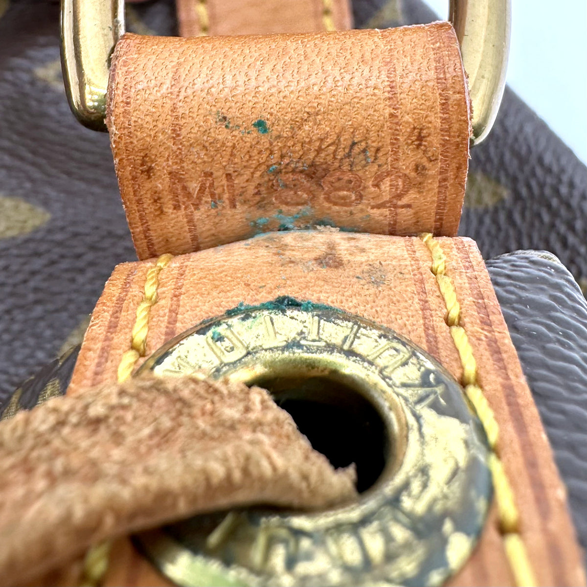 Louis Vuitton Petit Noé Toile Monogram - détail d'un œillet et de la patte de cuir