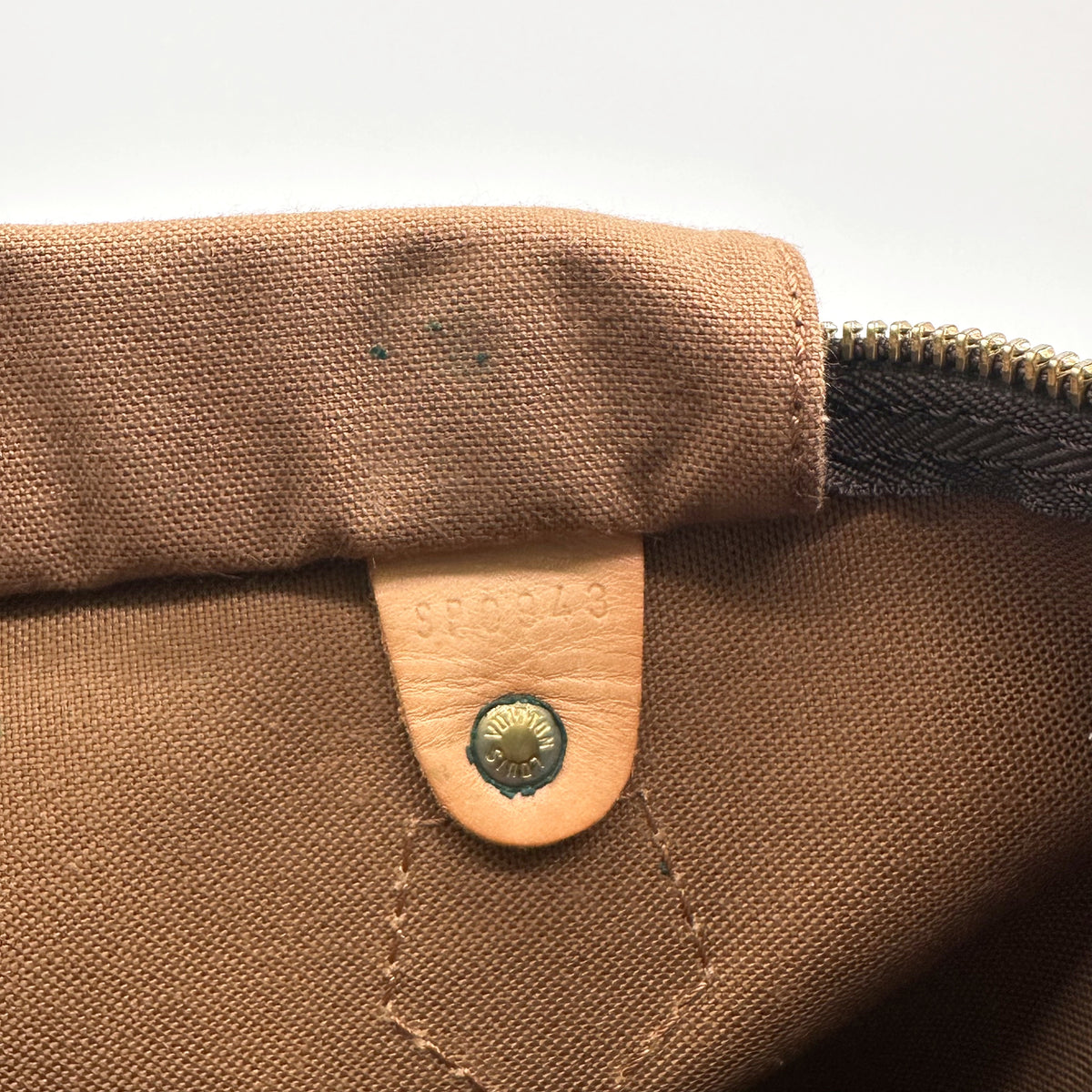 Louis Vuitton Speedy 40 Toile Monogram - détail de la doublure intérieure et de sa patte de cuir