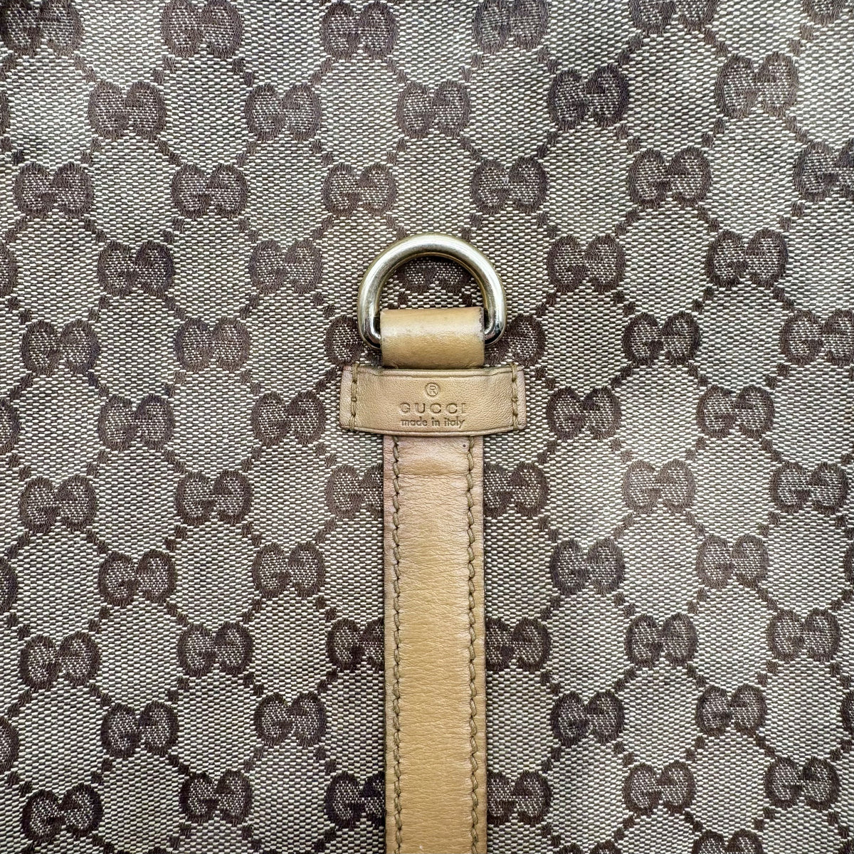 Gucci Jackie Toile GG - détail de la patte en cuir au dos