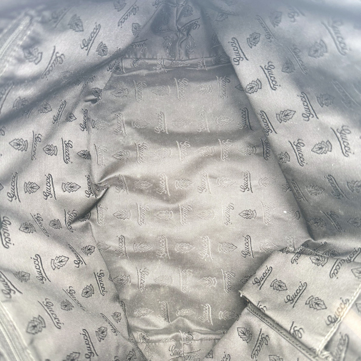 Gucci Tote Toile GG Beige et Cuir Verni Noir - intérieur, fond de la doublure