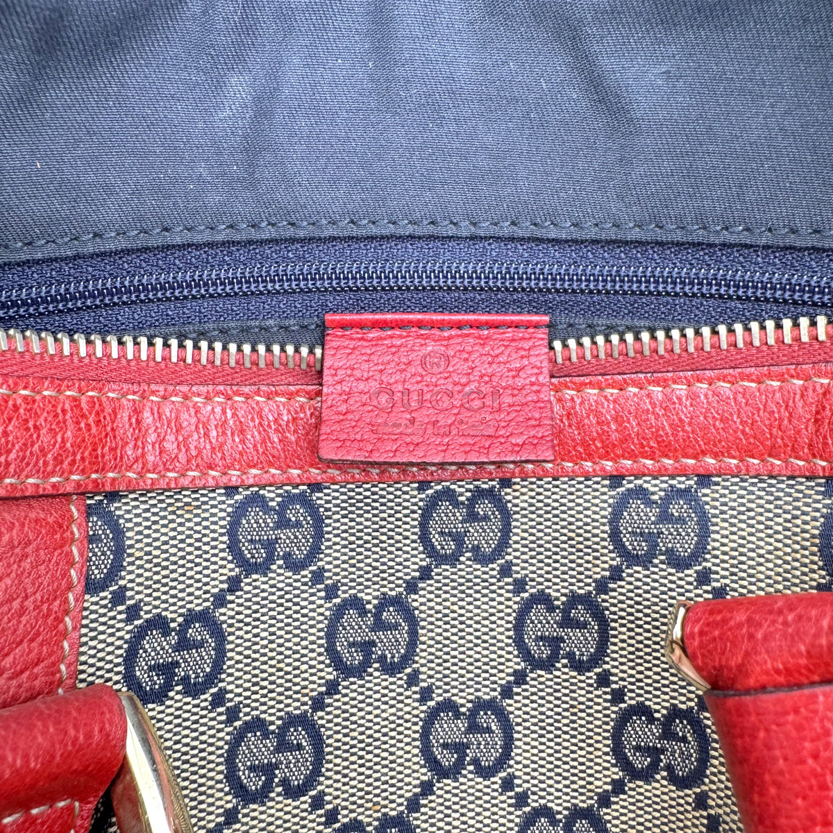 Gucci Boston Abbey Toile GG et Cuir Rouge - détail de la fermeture et de la patte de cuir