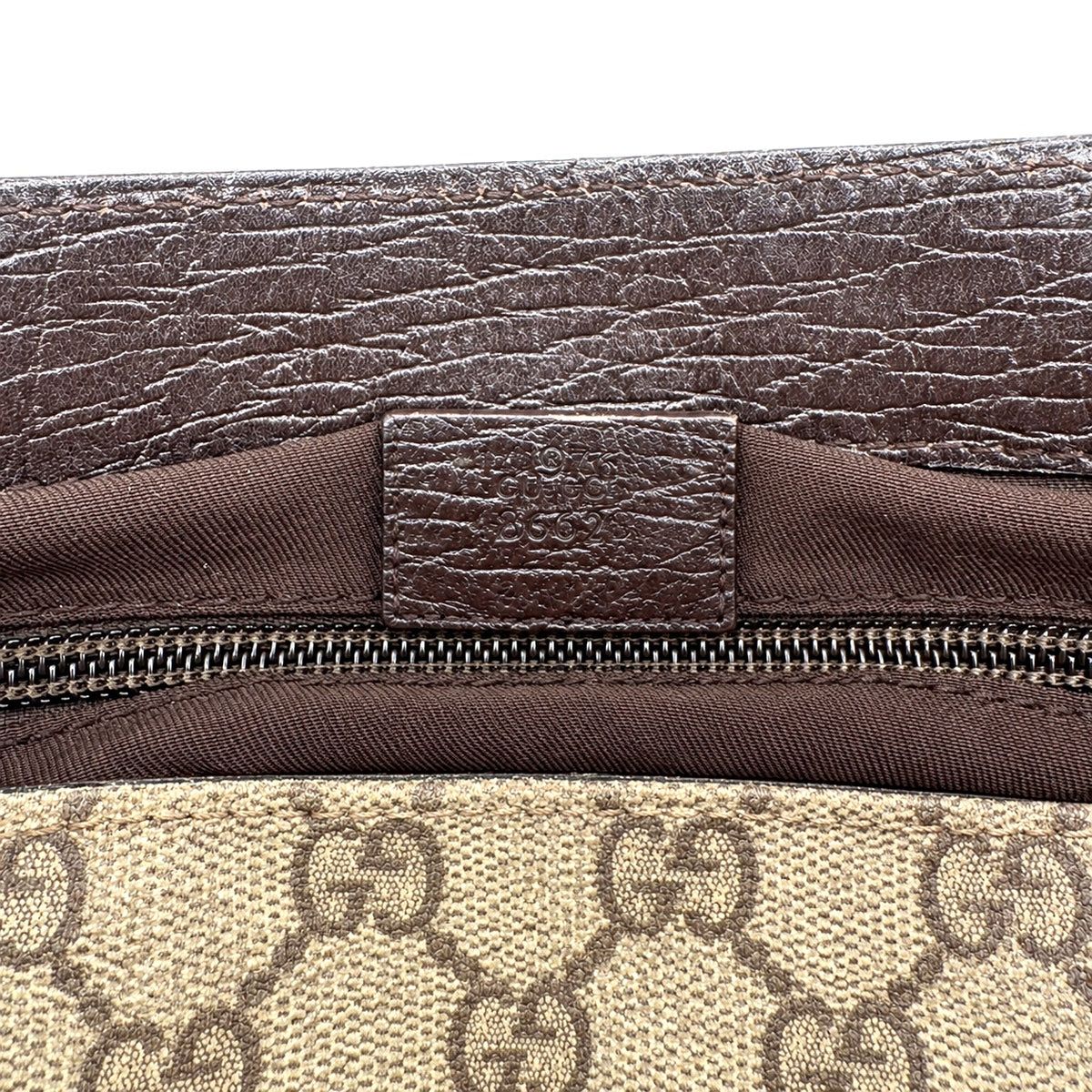 Gucci Tote Toile GG Beige et Cuir Brun - détail de la poche zippée et de la patte de cuir