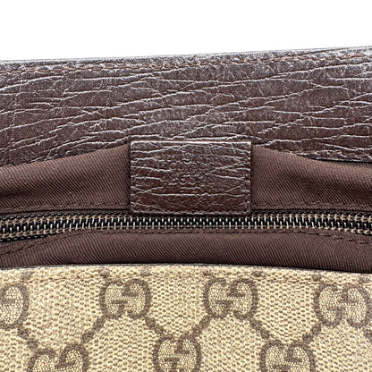 Gucci Tote Toile GG Beige et Cuir Brun - détail de la poche zippée et de la patte de cuir