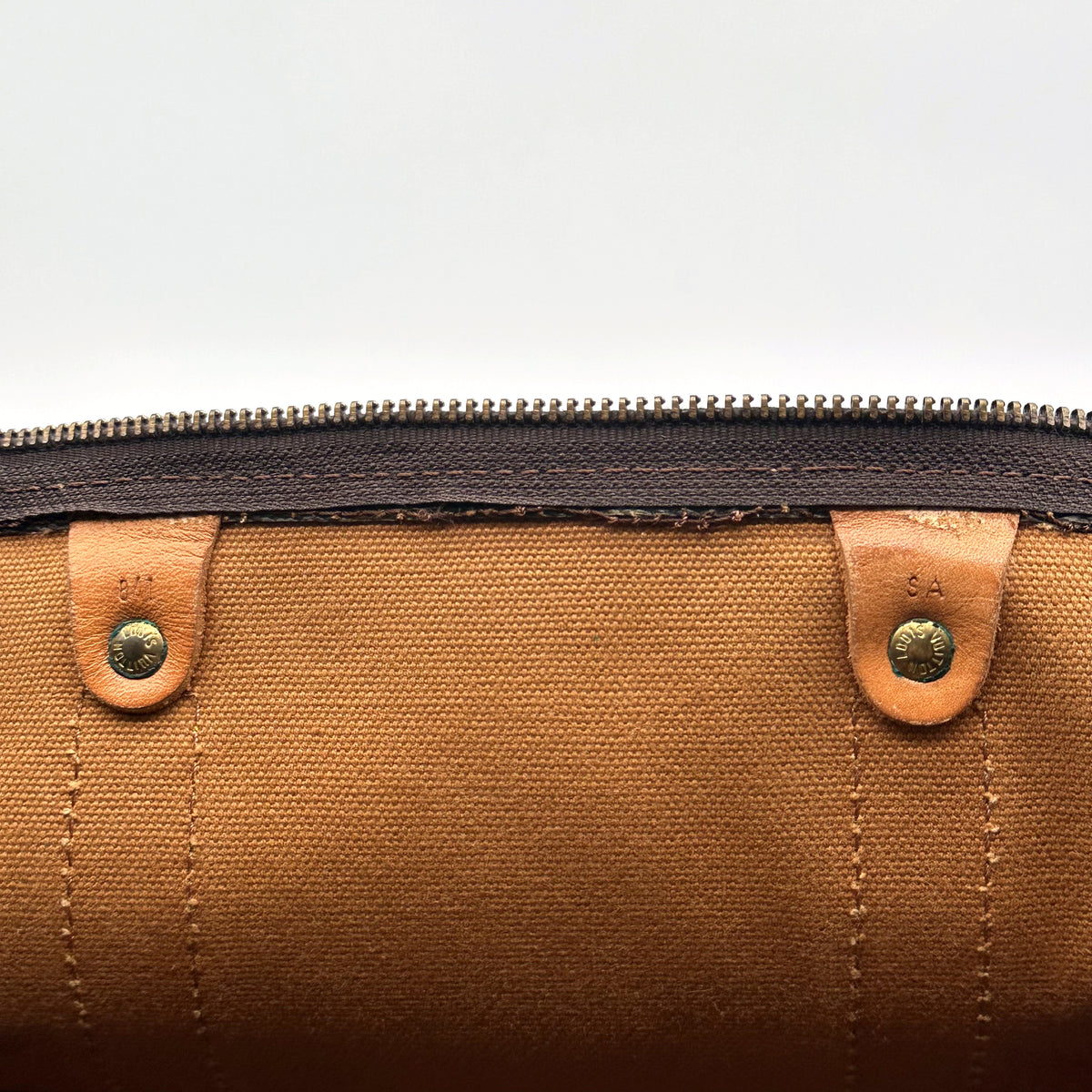 Louis Vuitton Keepall 45 Toile Monogram - détail de l'intérieur et de la fermeture