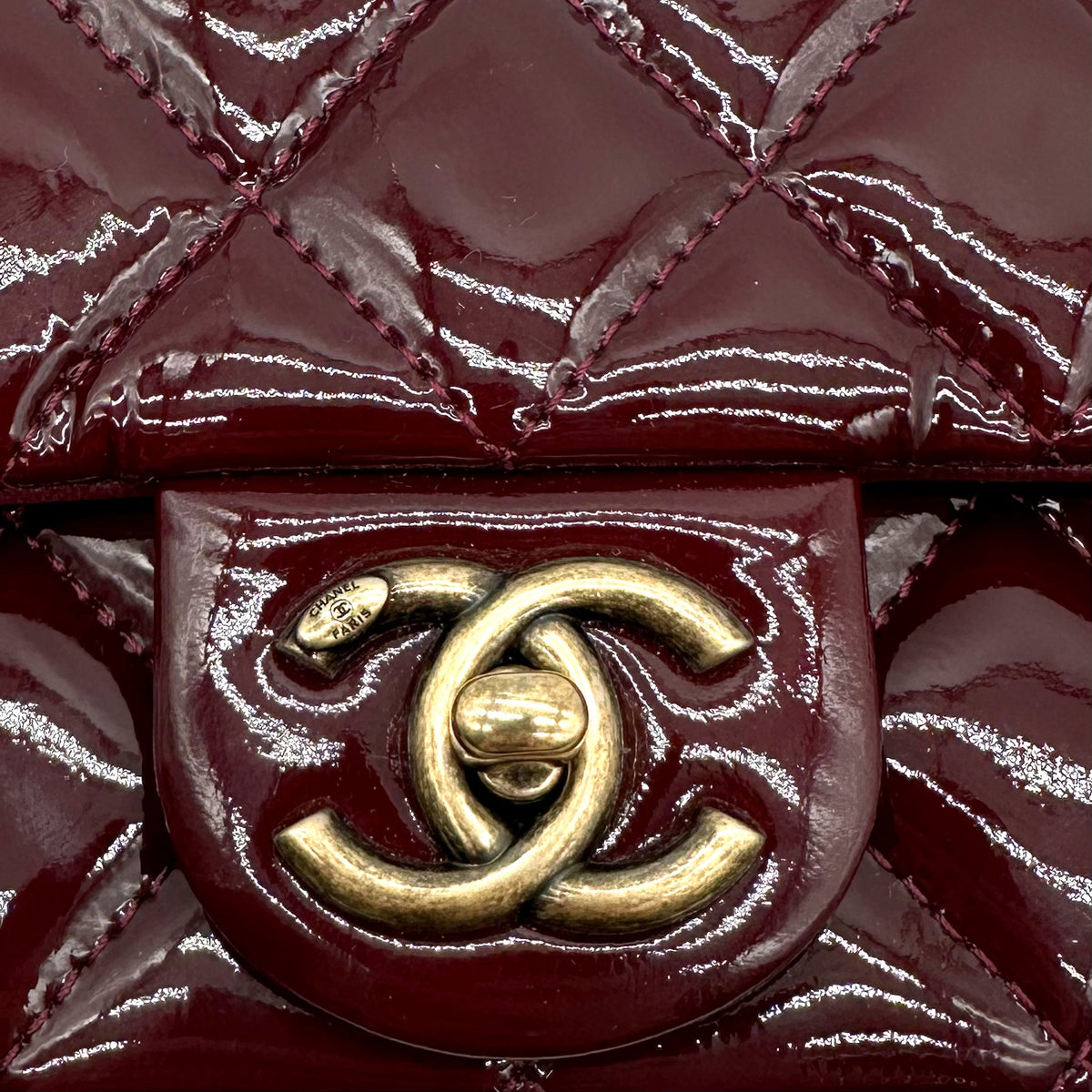 Chanel Matelassé Cuir Verni Bordeaux - détail du fermoir CC et du matelassage