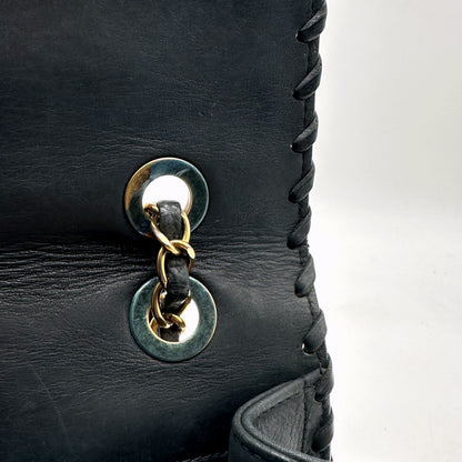Chanel Matelassé Cuir Gris Anthracite - détail de l'attache de chaîne et de son anneau