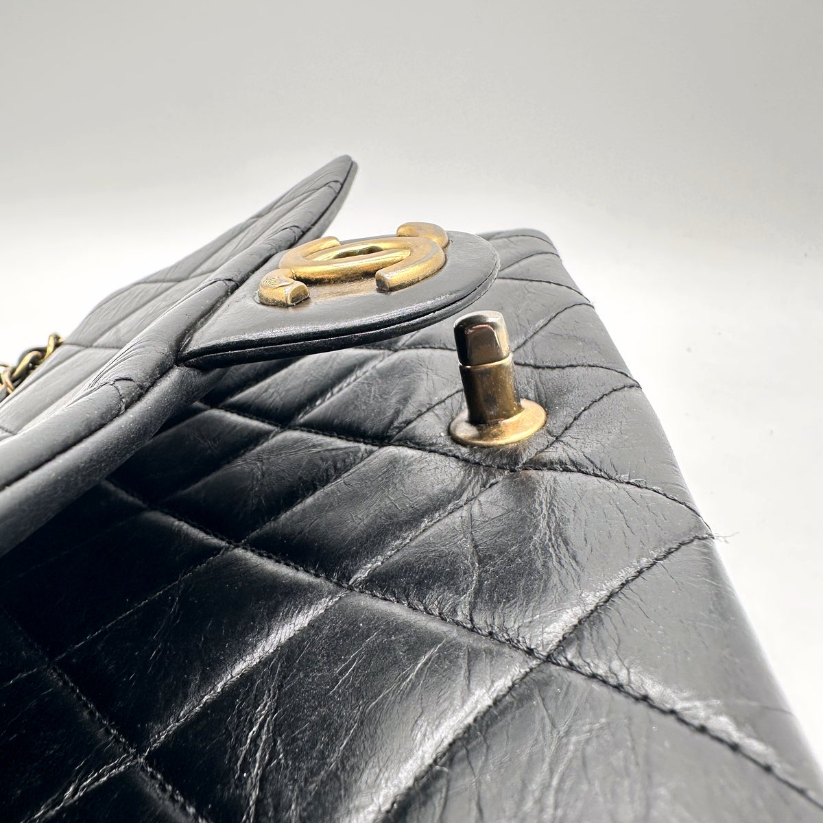 Chanel Single Flap Cuir d'agneau Noir - détail du dos du rabat et du plot de fermoir