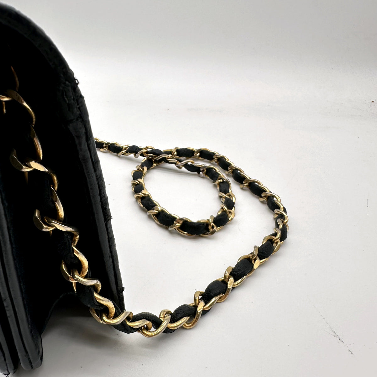 Chanel Matelassé Cuir d'agneau Noir - détail de la chaîne entrelacée de cuir