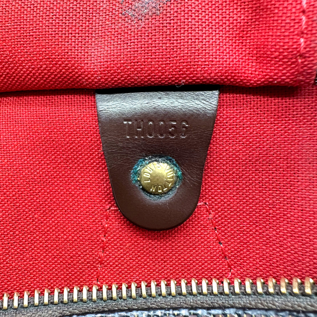 Louis Vuitton Speedy 30 Toile Damier Ebène - détail de la doublure intérieure et de sa patte de cuir