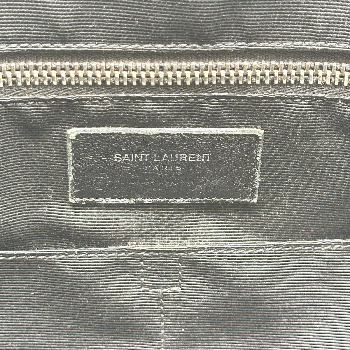 Saint Laurent Porte-documents Cuir Façon Croco Noir - détail de l'étiquette intérieure