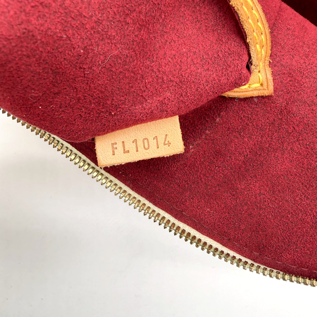Louis Vuitton Alma Toile Monogram Multicolore Blanc - détail de la doublure framboise et de sa patte de cuir