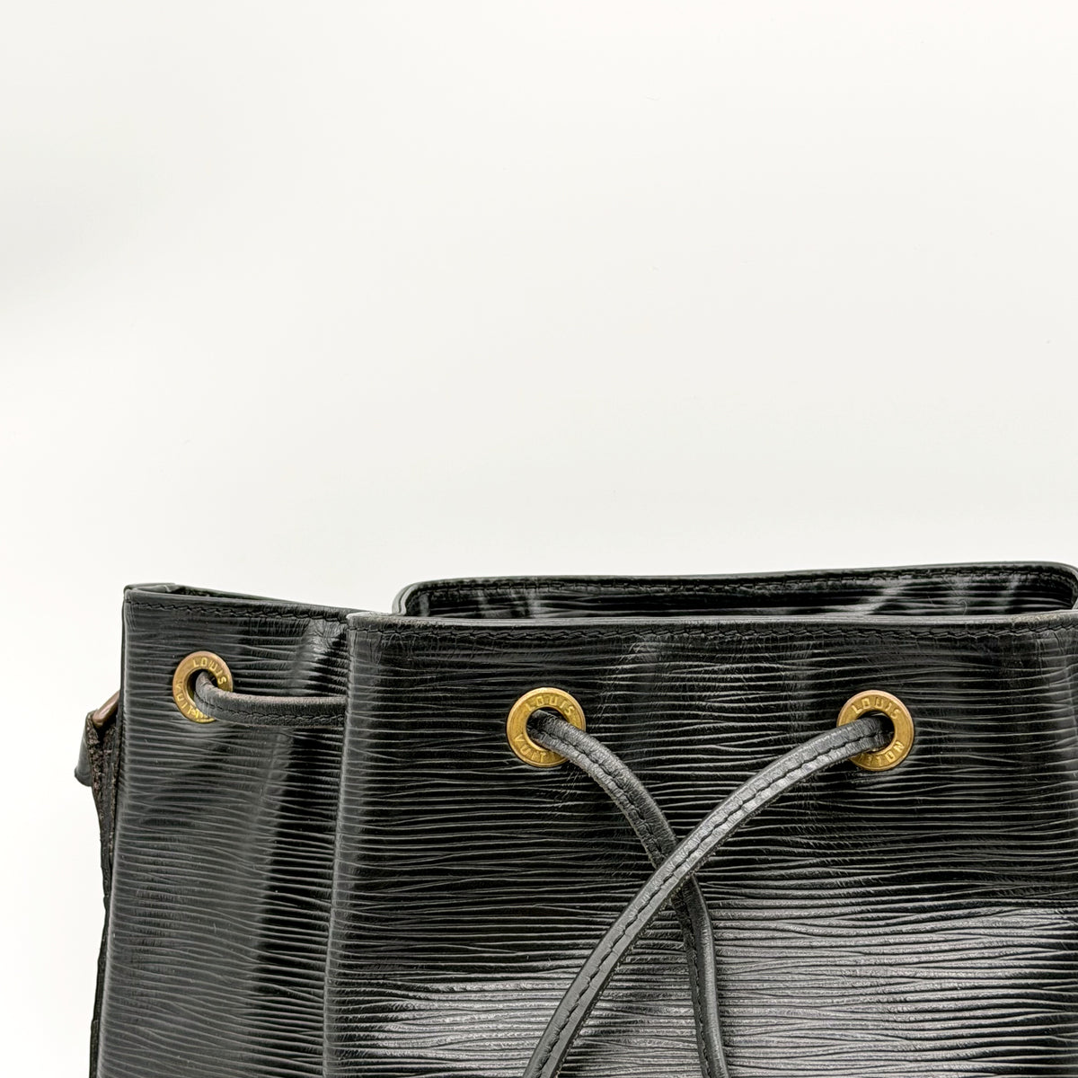 Louis Vuitton Noé Cuir Épi Noir - détail des œillets et du cordon coulissant