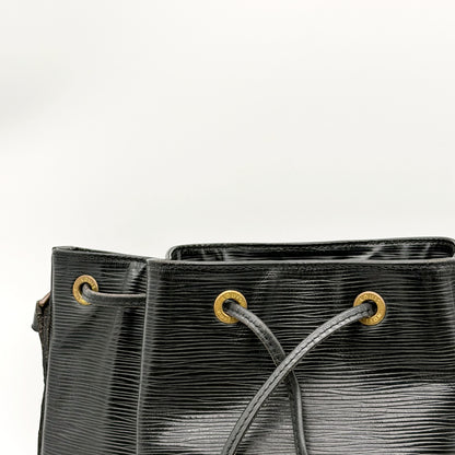 Louis Vuitton Noé Cuir Épi Noir - détail des œillets et du cordon coulissant