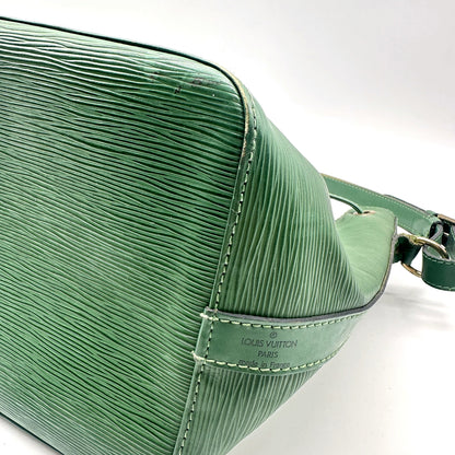 Louis Vuitton Petit Noé Cuir Épi Vert - détail du bas de face et du marquage estampé