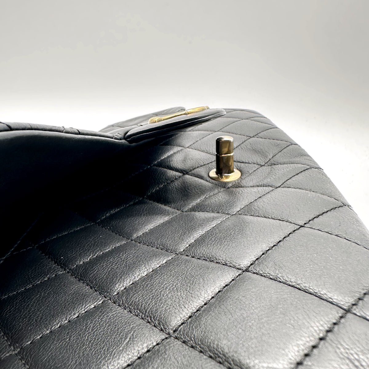 Chanel Double Chaîne Cuir Matelassé Noir - détail du matelassage et du bouton de rabat