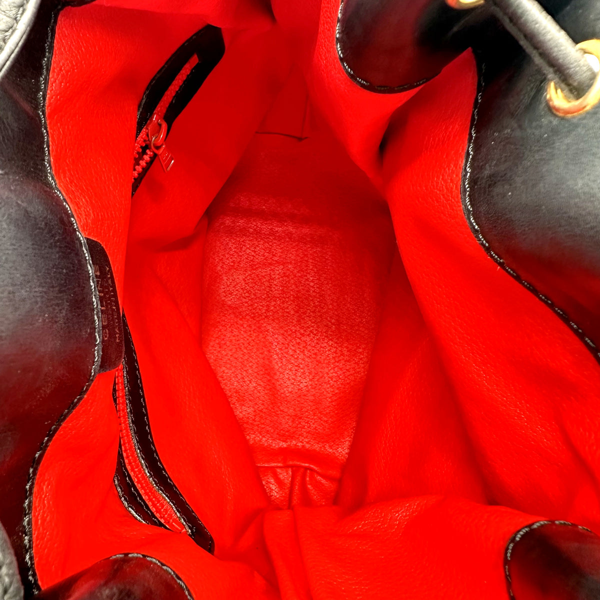 Céline Seau Cuir grainé noir - intérieur, doublure rouge et poche zippée