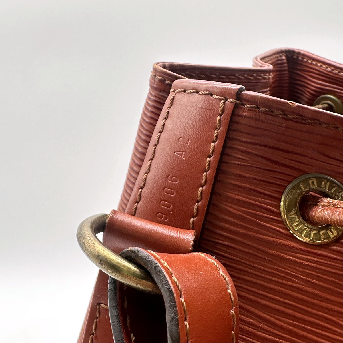 Louis Vuitton Noé Cuir Épi Marron - détail de l'attache d'anse et du cuir Épi