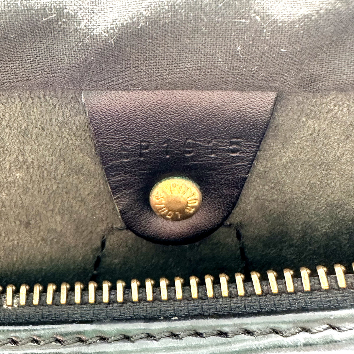 Louis Vuitton Speedy 25 Cuir Épi Noir - détail de l'intérieur et de la patte estampée