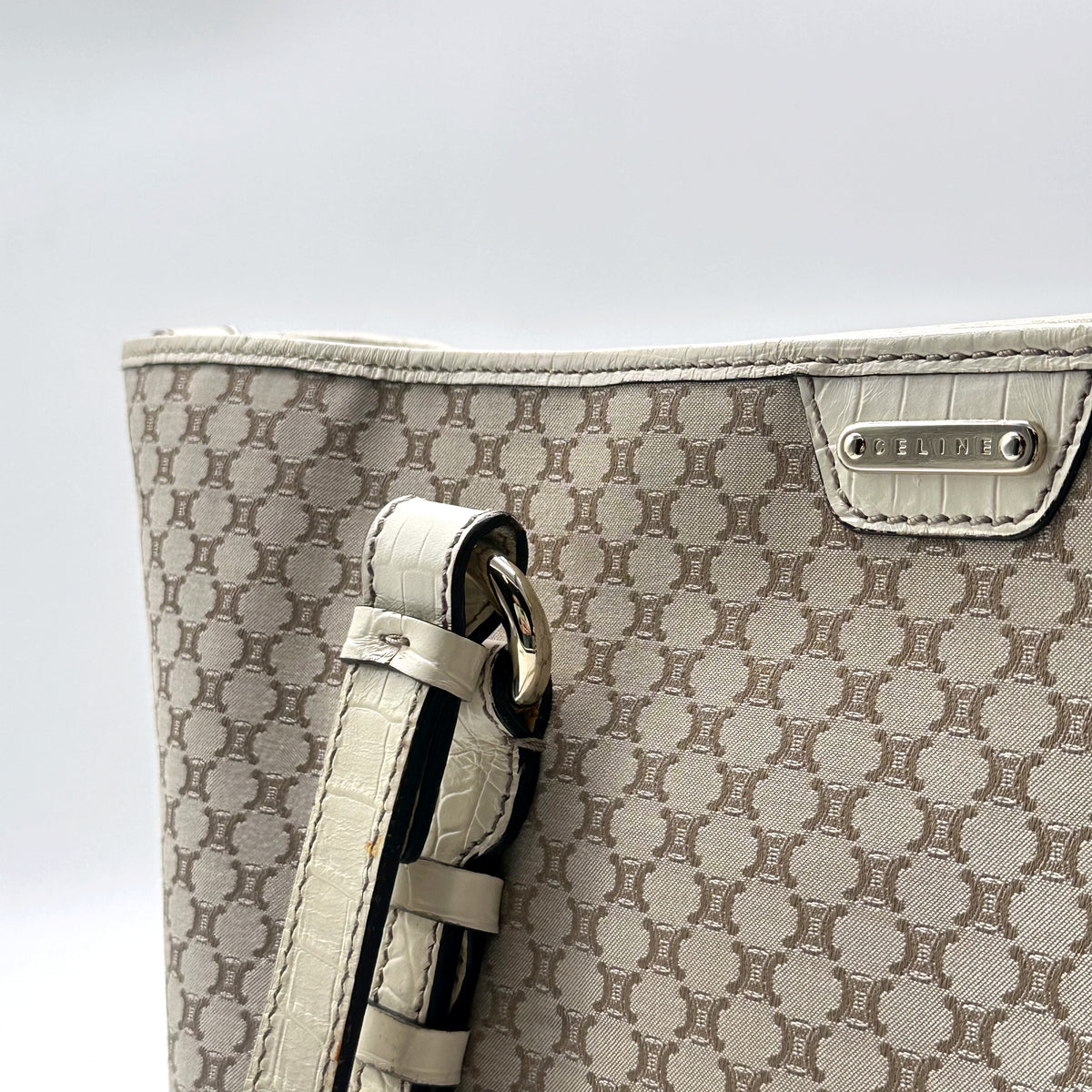 Céline Tote Toile Macadam Écru - détail de la plaque Céline en façade