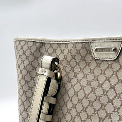 Céline Tote Toile Macadam Écru - détail de la plaque Céline en façade