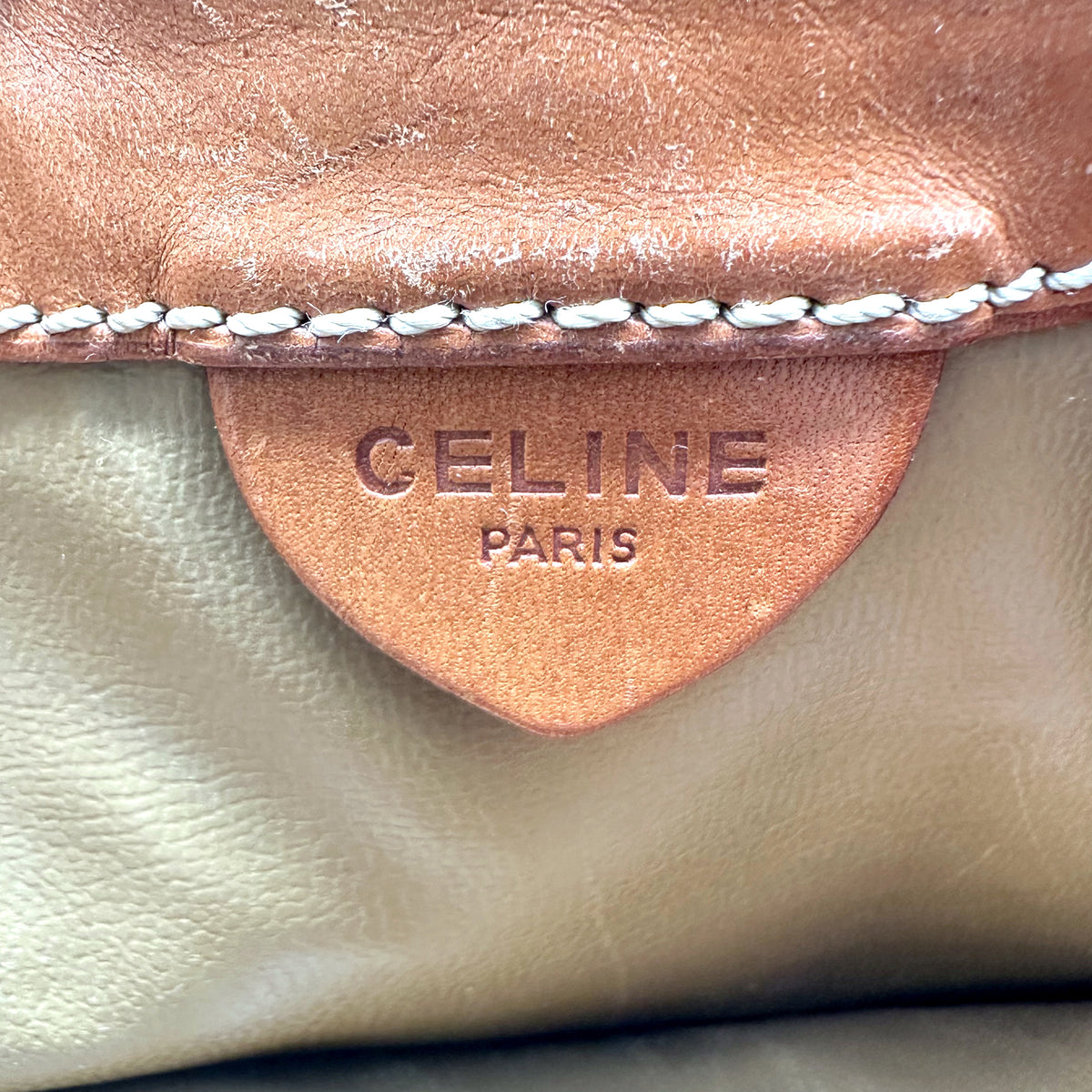 Céline Seau Toile Macadam Marron - détail de la patte de cuir estampée à l'intérieur