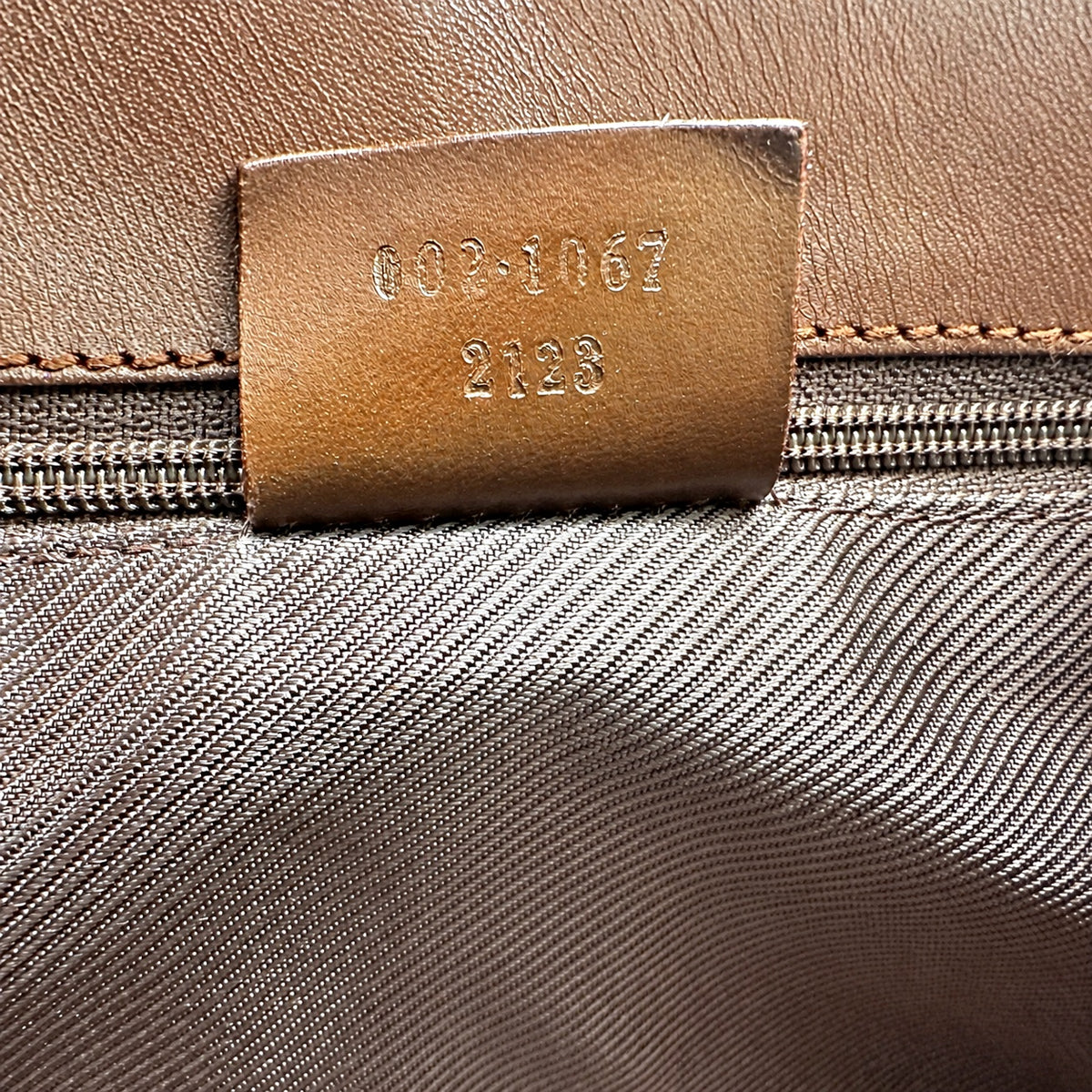 Gucci Jackie Toile GG Beige - détail de la patte de référence à l'intérieur