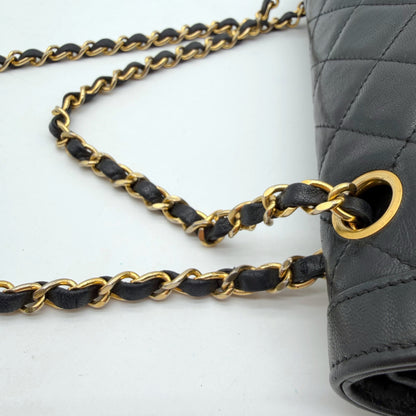 Chanel Double Flap 25 – macro de la chaîne entrelacée de cuir