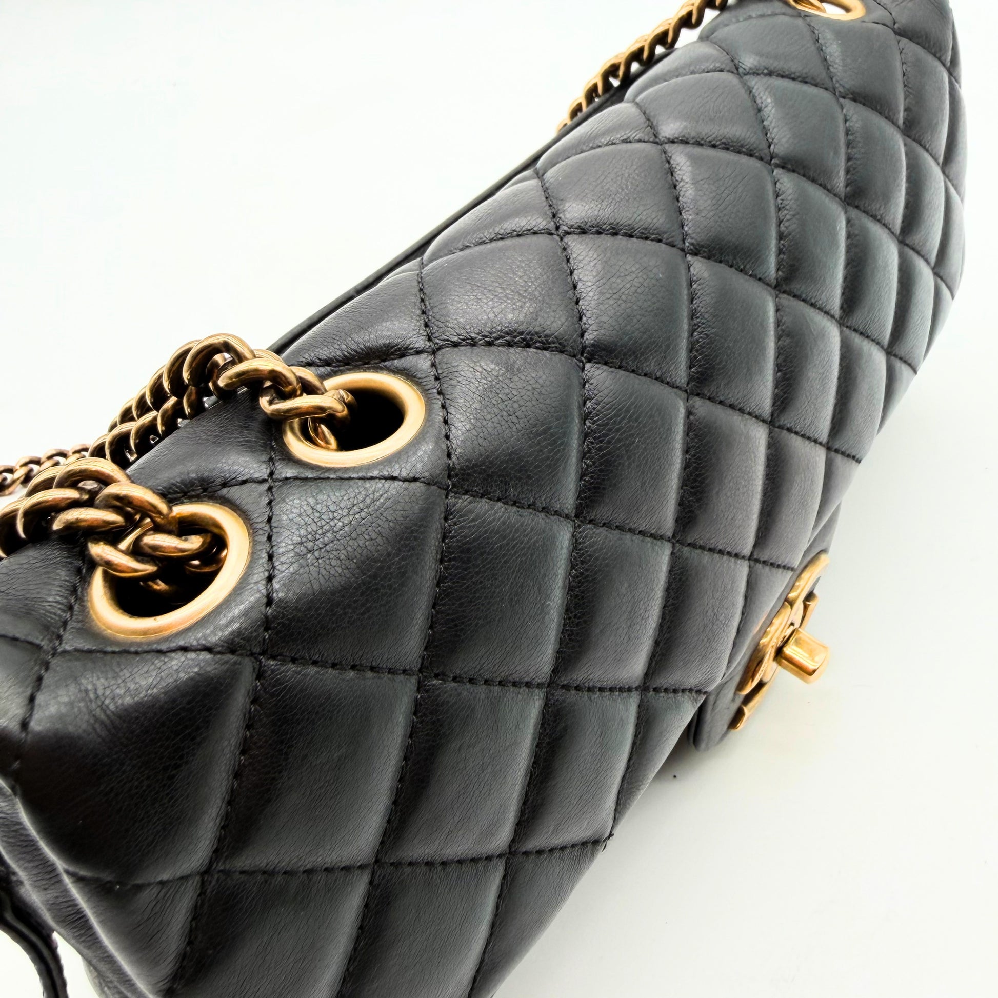 Chanel Sac à rabat matelassé cuir d'agneau - détail du matelassage et des œillets de chaîne