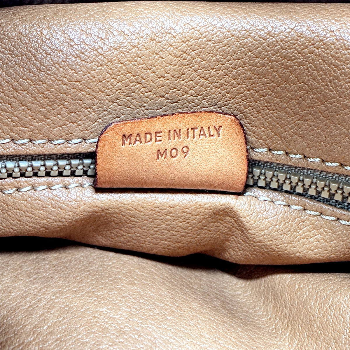 Céline Seau Toile Macadam Beige - détail de la patte de cuir portant le code