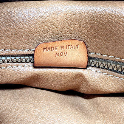 Céline Seau Toile Macadam Beige - détail de la patte de cuir portant le code
