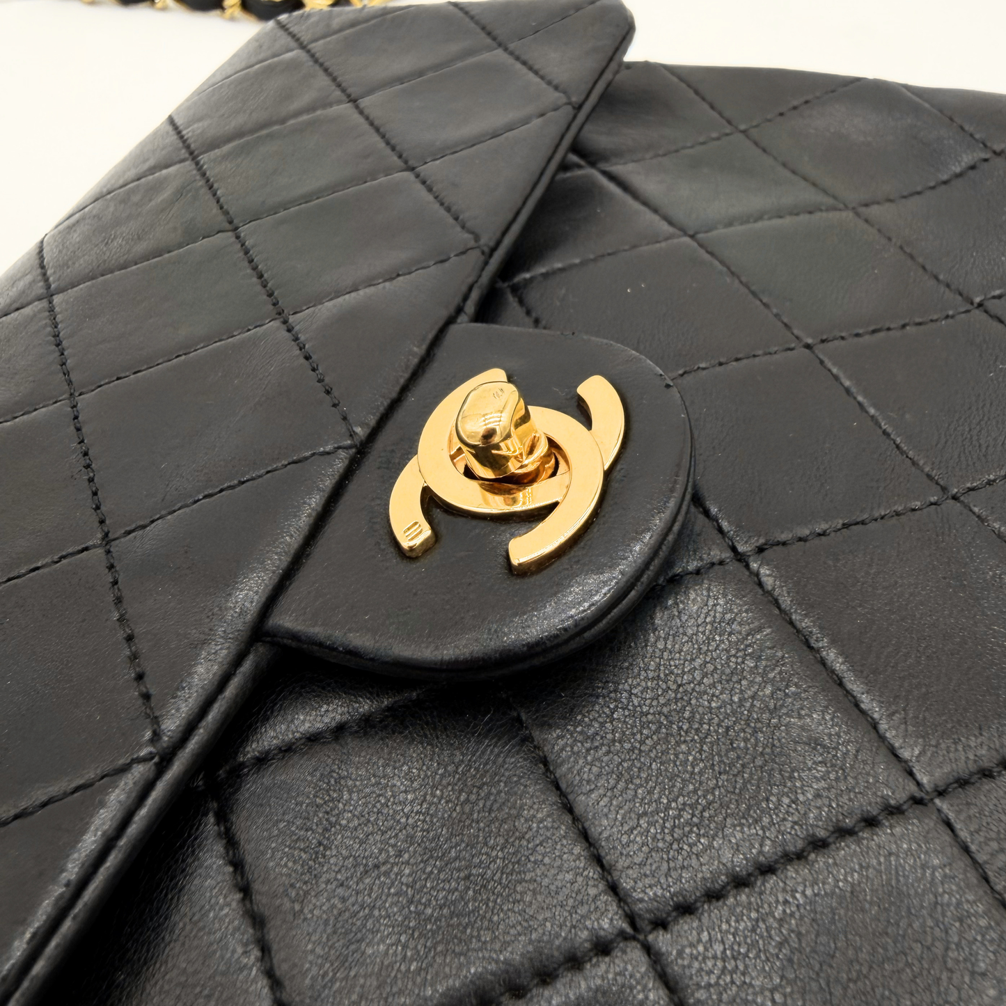 Chanel – Timeless Mini Square Classic Flap Cuir Noir Vintage