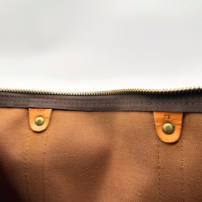 Louis Vuitton Keepall Bandoulière 55 Toile Monogram - détail de l'intérieur, pattes de cuir et zip