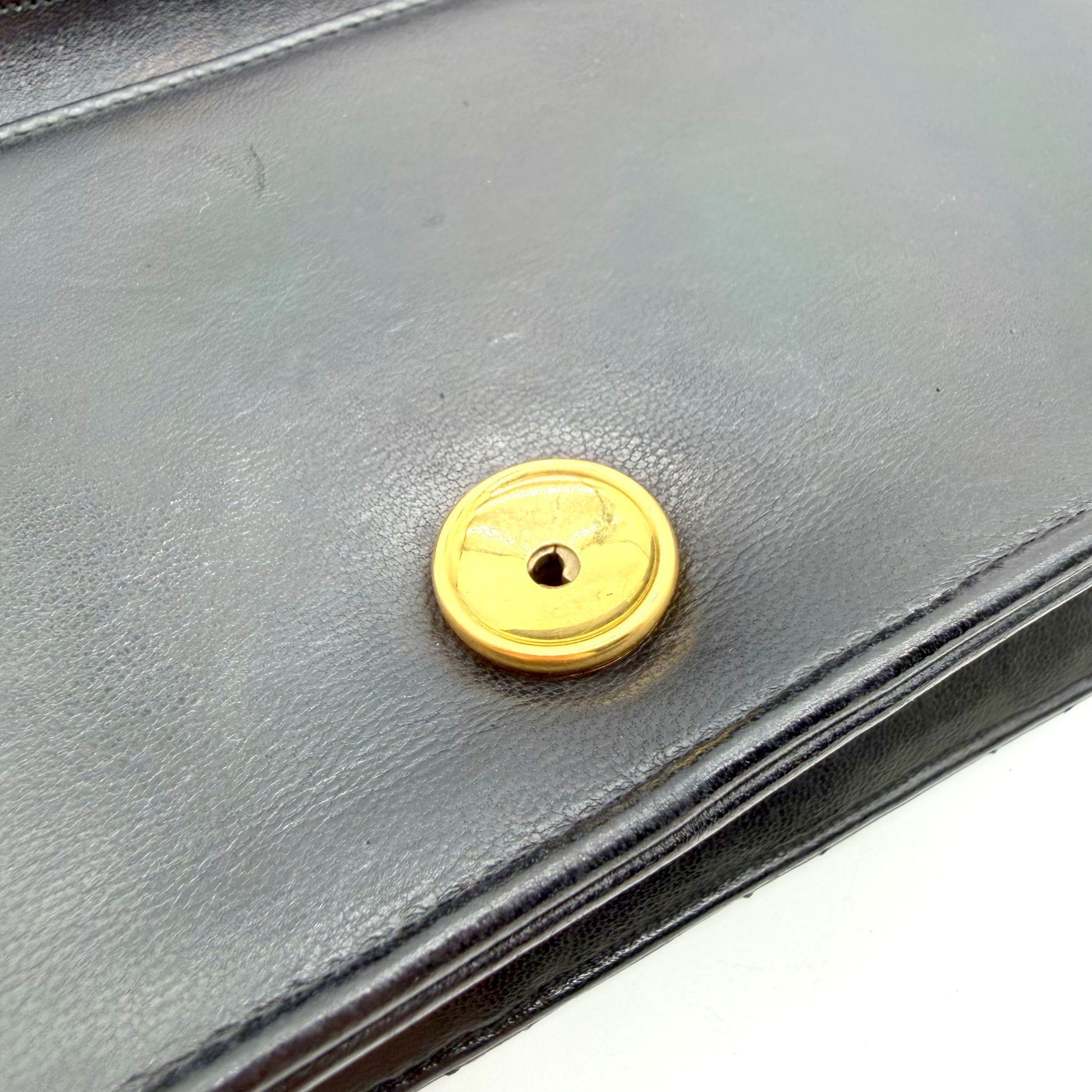 Chanel Wallet on Chain cuir d'agneau matelassé noir - détail du rivet de quincaillerie