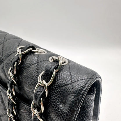 Chanel Timeless 30 cm Cuir Caviar Noir - détail de la chaîne et du bord du rabat