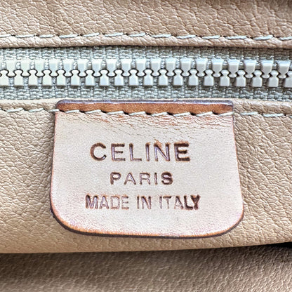 Céline Pochette Toile Macadam - détail de la patte de cuir estampillée à l'intérieur