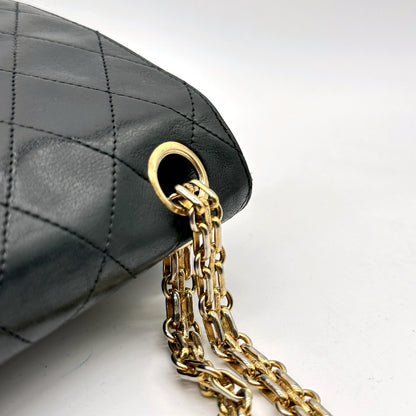 Chanel Timeless 25 cm Cuir d'agneau Noir - détail de l'anneau de chaîne et de son attache