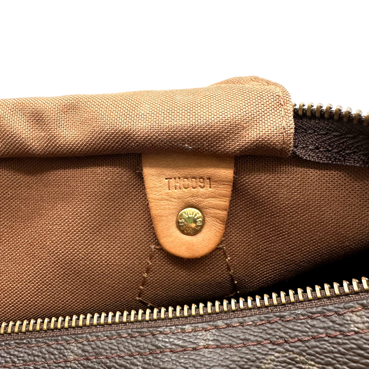 Louis Vuitton Speedy 30 Toile Monogram - détail de la doublure intérieure et de sa patte de cuir