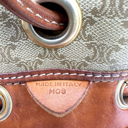 Céline Seau Toile Macadam Beige - détail d'un œillet et de la patte de cuir intérieure