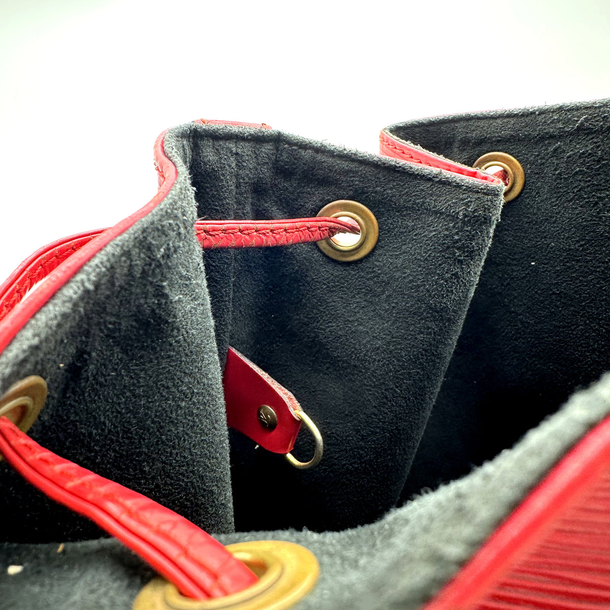 Louis Vuitton Petit Noé Cuir Épi Rouge - intérieur ouvert, œillets et attache de cordon