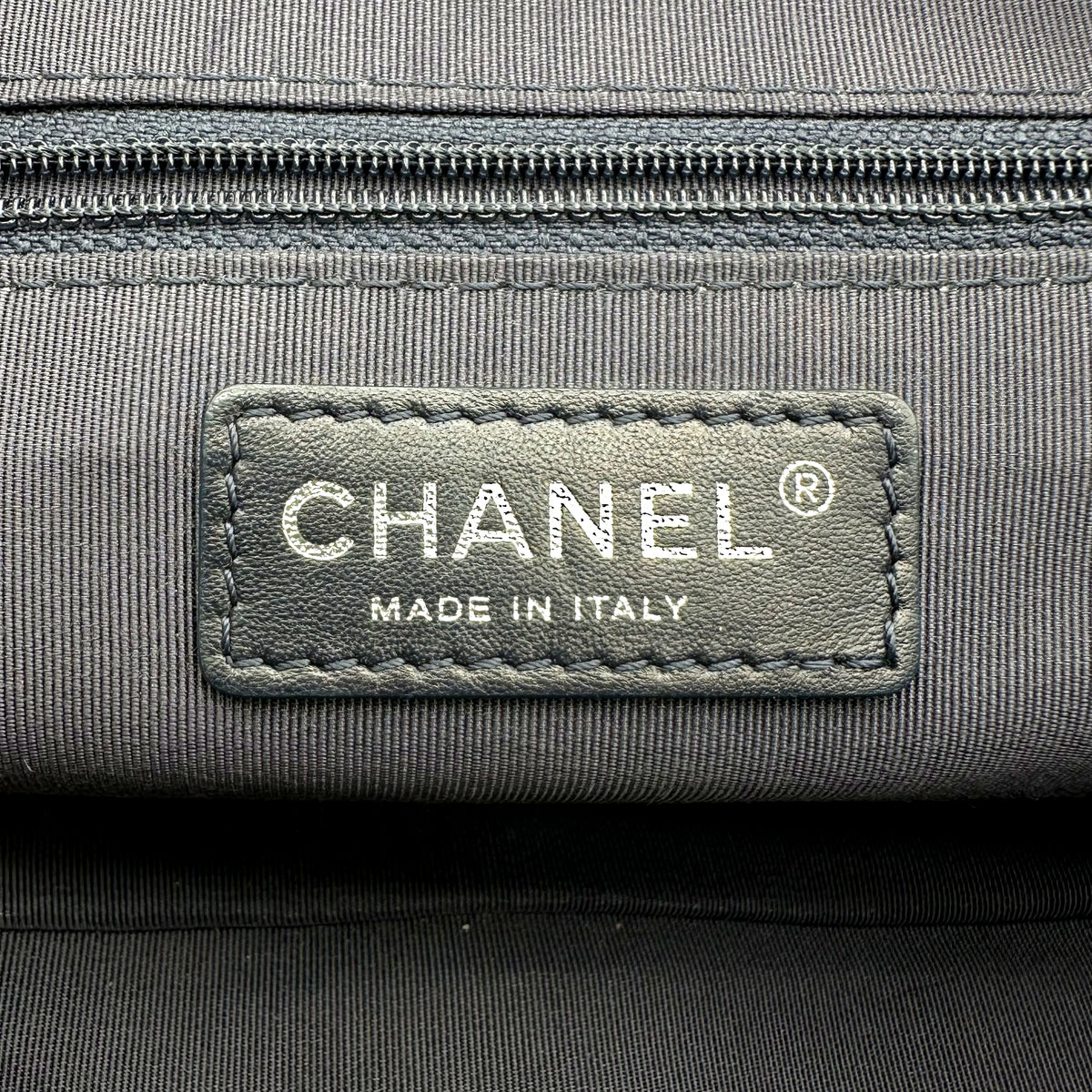 Chanel Matelassé Cuir Bleu Marine - détail de l'étiquette intérieure