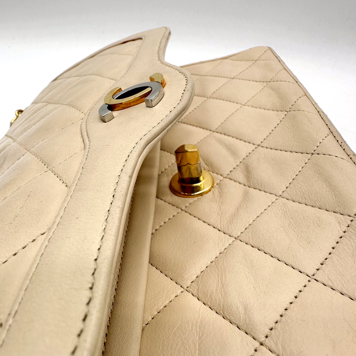 Chanel Diana Cuir d'agneau Beige - détail du dos du rabat et du plot de fermoir
