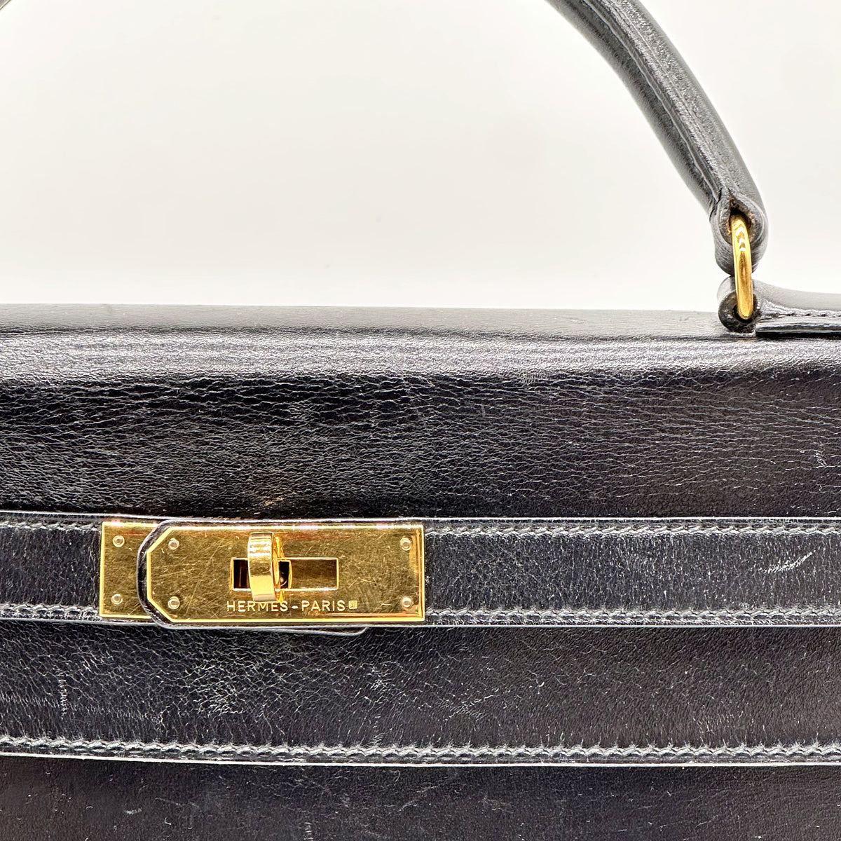 Hermès Kelly 32 Cuir Box Calf Noir - détail du haut du sac et des sangles