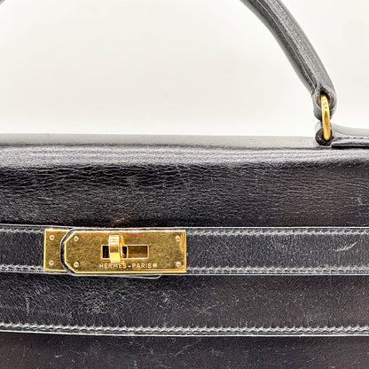 Hermès Kelly 32 Cuir Box Calf Noir - détail du haut du sac et des sangles
